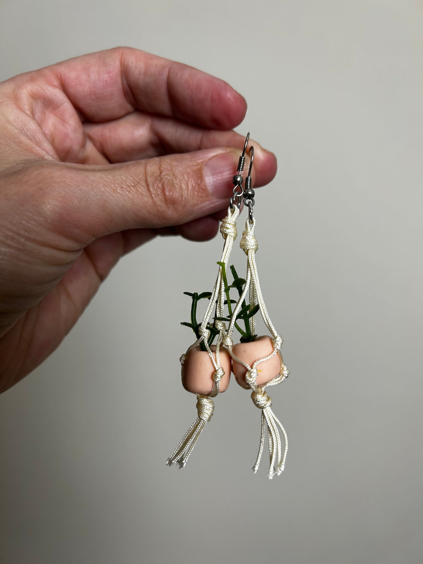 Macrame Hanger Earrings White/ pink