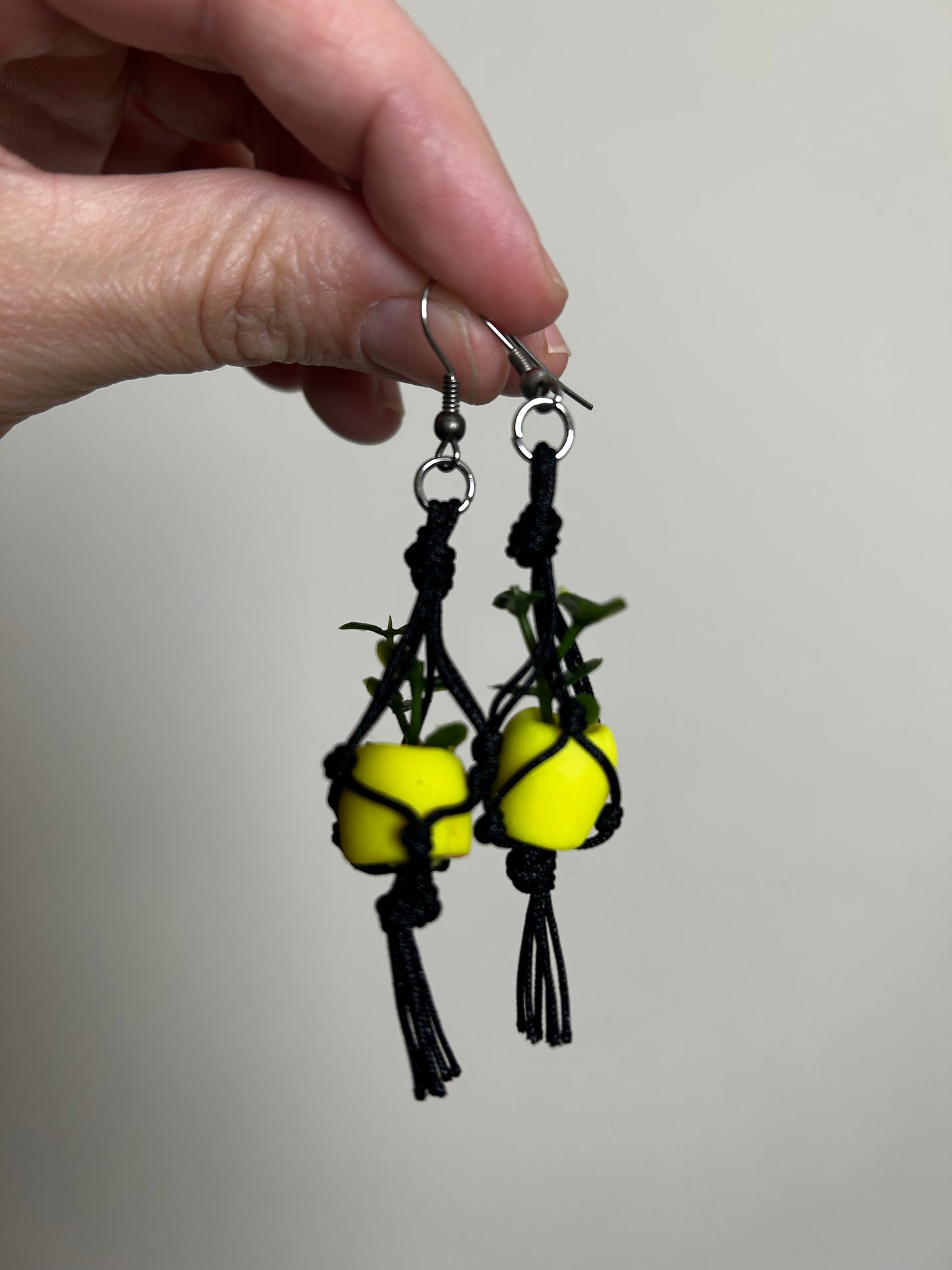 Macrame Hanger Earrings Black/Neon yellow